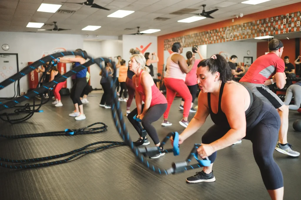 Group fitness class using battle ropes